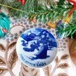 Playing In The Snow 2001, Bing & Grondahl Christmas Plate