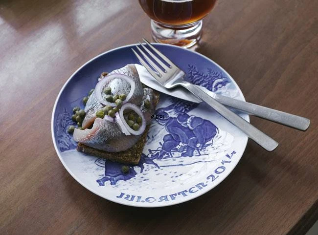 Sledging In The Snow 2014, Bing & Grondahl Christmas Plate 4 Sledging In The Snow 2014, Bing & Grondahl Christmas Plate - Image 2