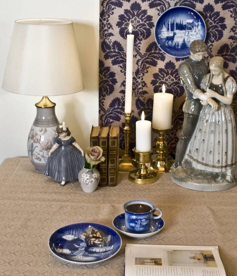 Thumbelina - 1987 Desiree Hans Christian Andersen Christmas Plate, Cake Plate 4 Thumbelina - 1987 Desiree Hans Christian Andersen Christmas Plate, Cake Plate - Image 2