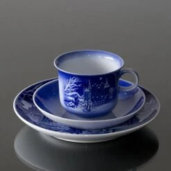 Everything In Its Right Place - 1995 Desiree Hans Christian Andersen Christmas Plate, Cake Plate -Outlet Rosenthal Store DX1995 c