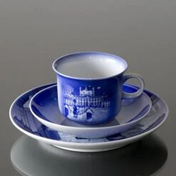 The Royal Castle "Fredensborg" - 2001 Desiree Hans Christian Andersen Christmas Plate, Cake Plate -Outlet Rosenthal Store DX2001 b