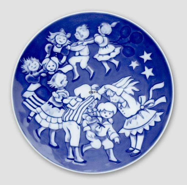 2000 Royal Copenhagen The Children's Christmas Plate 3 2000 Royal Copenhagen The Children's Christmas Plate