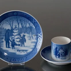 1979 Royal Copenhagen Christmas Cup, Choosing The Christmas Tree -Outlet Rosenthal Store RK1979 b