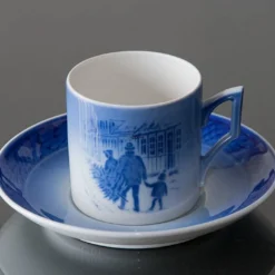 1980 Royal Copenhagen Christmas Cup, Bringing Home The Christmas Tree