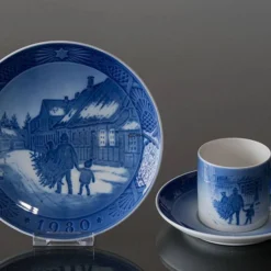 1980 Royal Copenhagen Christmas Cup, Bringing Home The Christmas Tree 10 1980 Royal Copenhagen Christmas Cup, Bringing Home The Christmas Tree -Outlet Rosenthal Store RK1980 b