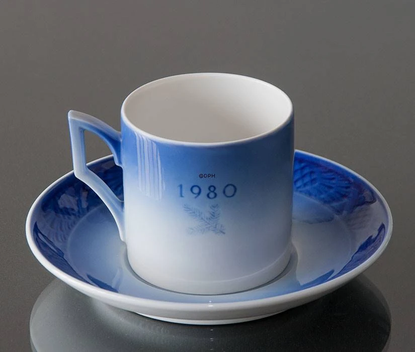 1980 Royal Copenhagen Christmas Cup, Bringing Home The Christmas Tree 7 1980 Royal Copenhagen Christmas Cup, Bringing Home The Christmas Tree - Image 5