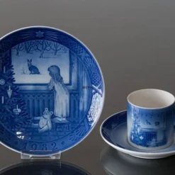 1982 Royal Copenhagen Christmas Cup, Awaiting Christmas -Outlet Rosenthal Store RK1982 b