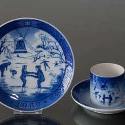 1989 Royal Copenhagen Christmas Cup, The Old Skating Pond -Outlet Rosenthal Store RK1989 b