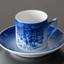 1994 Royal Copenhagen Christmas Cup, Christmas Shopping