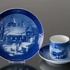 1995 Royal Copenhagen Christmas Cup, Christmas At The Manor House -Outlet Rosenthal Store RK1995 c