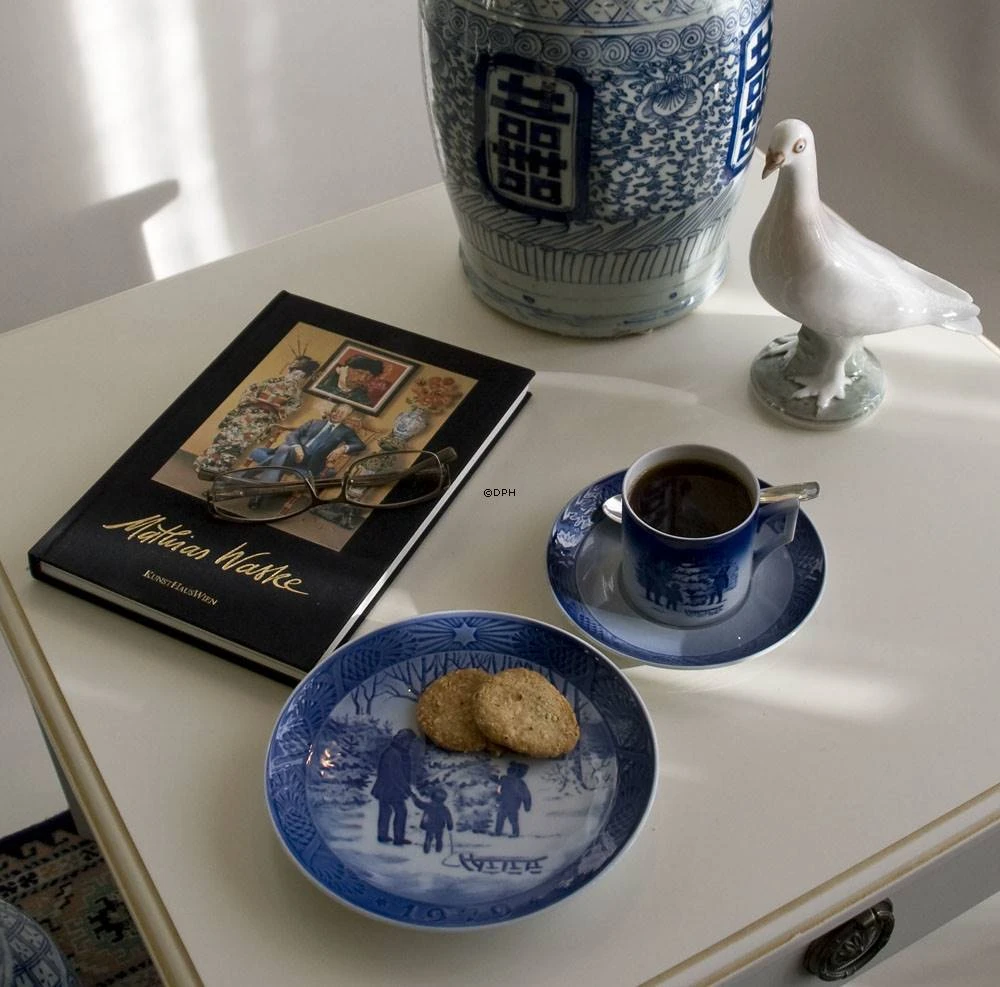 2004 Royal Copenhagen Christmas Cup, Christmas Train 5 2004 Royal Copenhagen Christmas Cup, Christmas Train - Image 3