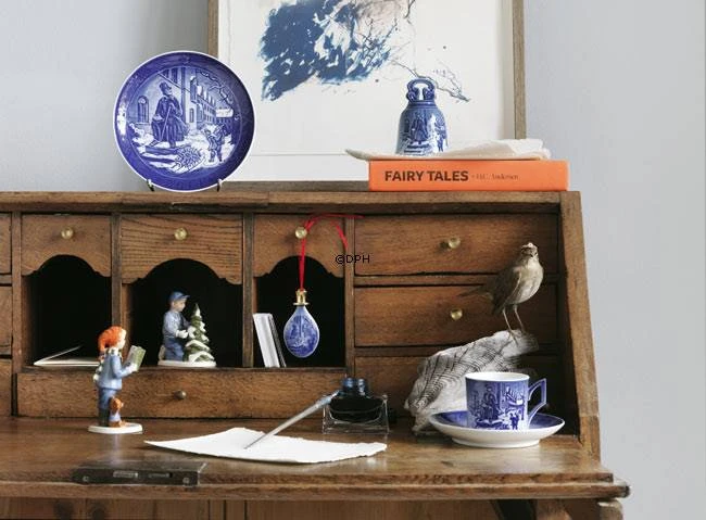 2014 Royal Copenhagen Christmas Cup, H. C. Andersen 4 2014 Royal Copenhagen Christmas Cup, H. C. Andersen - Image 2