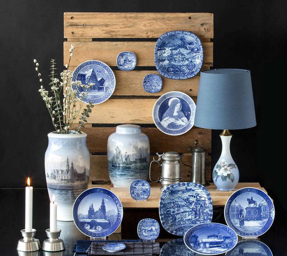 Amalienborg Palace With The Equestrian Of King Frederik V 1954, Royal Copenhagen Christmas Plate 4 Amalienborg Palace With The Equestrian Of King Frederik V 1954, Royal Copenhagen Christmas Plate - Image 2