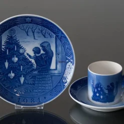 Admiring The Christmas Tree 1981, Royal Copenhagen Christmas Plate -Outlet Rosenthal Store RX1981 c