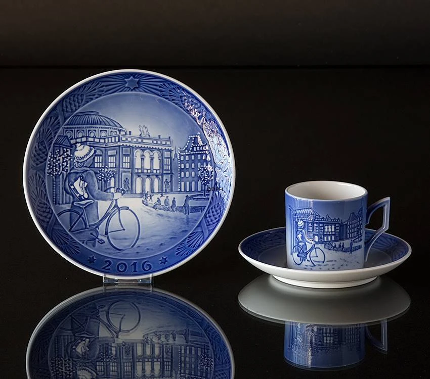 Ice Skating In Copenhagen 2016, Royal Copenhagen Christmas Plate 5 Ice Skating In Copenhagen 2016, Royal Copenhagen Christmas Plate - Image 3