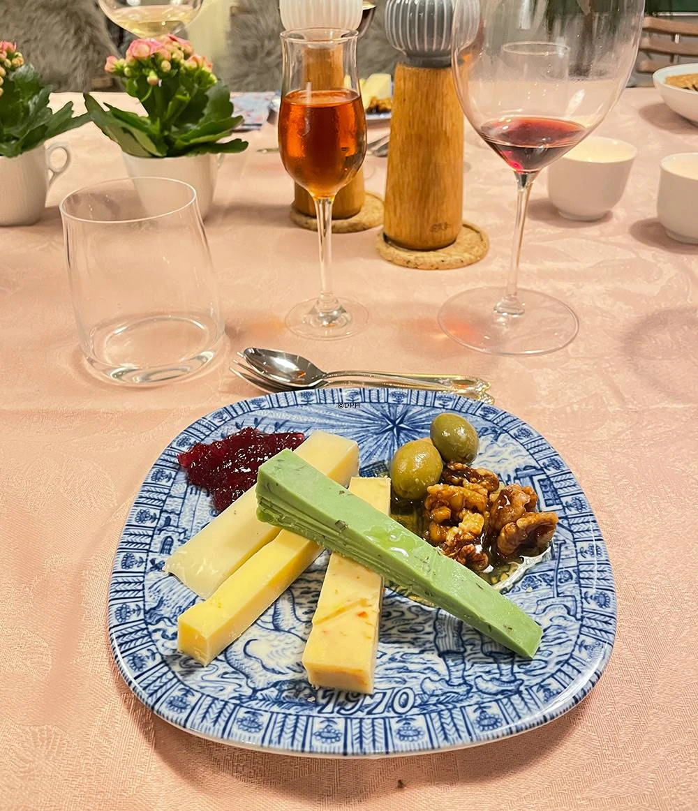 1970 Rorstrand Christmas Plate, Nils With His Geese 6 1970 Rorstrand Christmas Plate, Nils With His Geese - Image 4